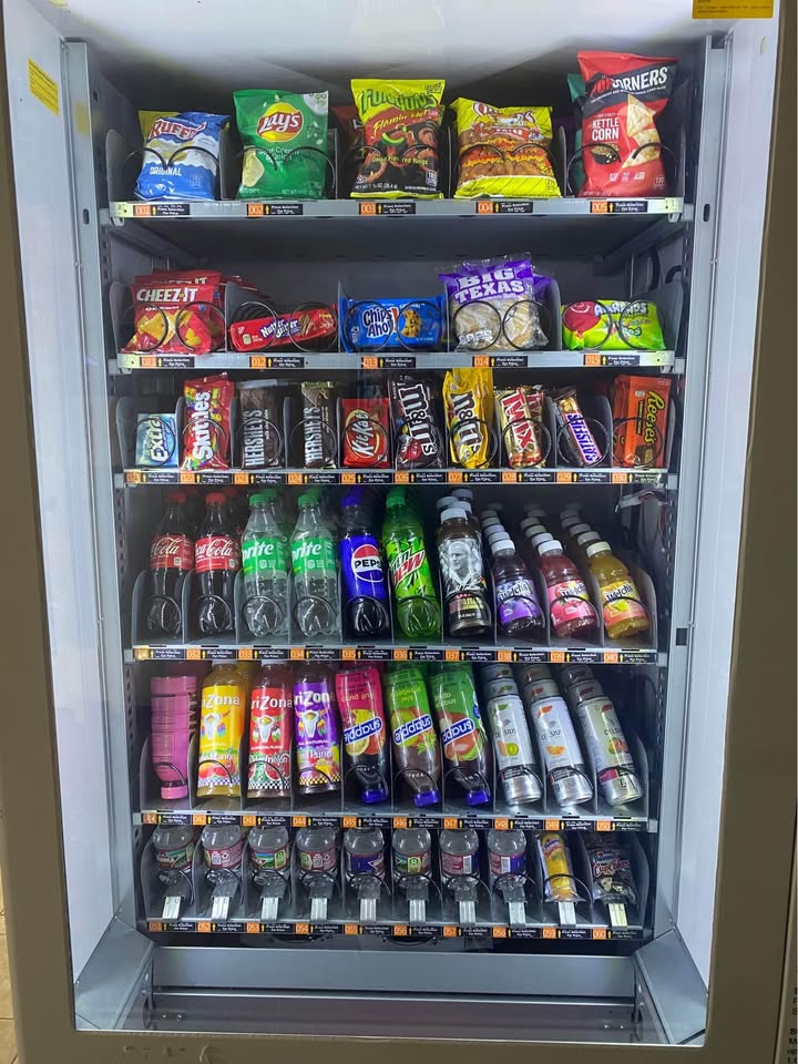 Combination snack and beverage vending machine